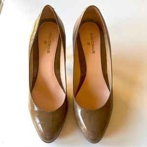 Tan patent leather pumps - platform stiletto